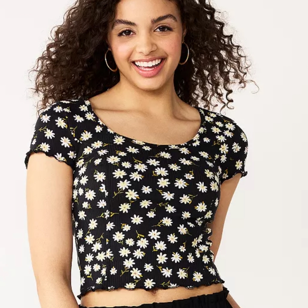 KOHL'S SO Cropped Tee Shirt Black White Floral Scoop Neck Cap Sleeve Small
